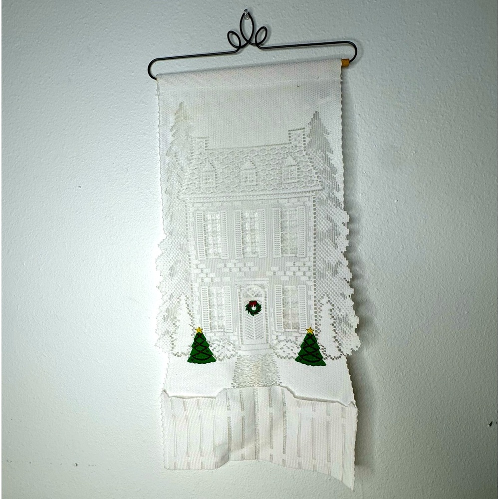 Heritage‎ Lace White Christmas House With Green Wreath And Tree Tapestry Hanger
